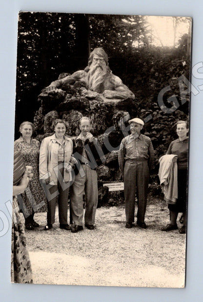 Pohlednice Krokonoše skupina osob před skalní plastikou (M19149)