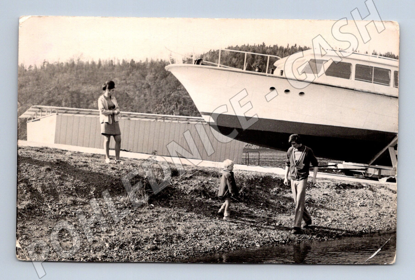 Pohlednice Černobílá loď a rodina u vody vintage (M19150)