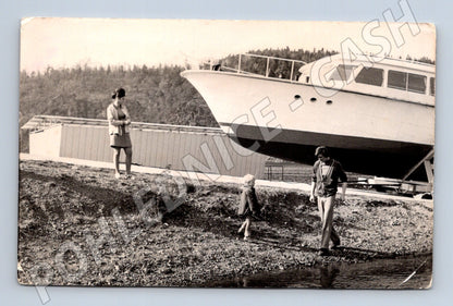 Pohlednice Černobílá loď a rodina u vody vintage (M19150)
