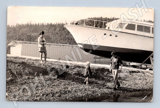 Pohlednice Černobílá loď a rodina u vody vintage (M19150)