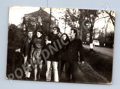 Pohlednice procházka Plzní skupina mladých lidí 1952 (M19152)