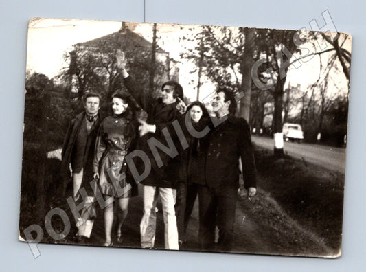 Pohlednice procházka Plzní skupina mladých lidí 1952 (M19152)