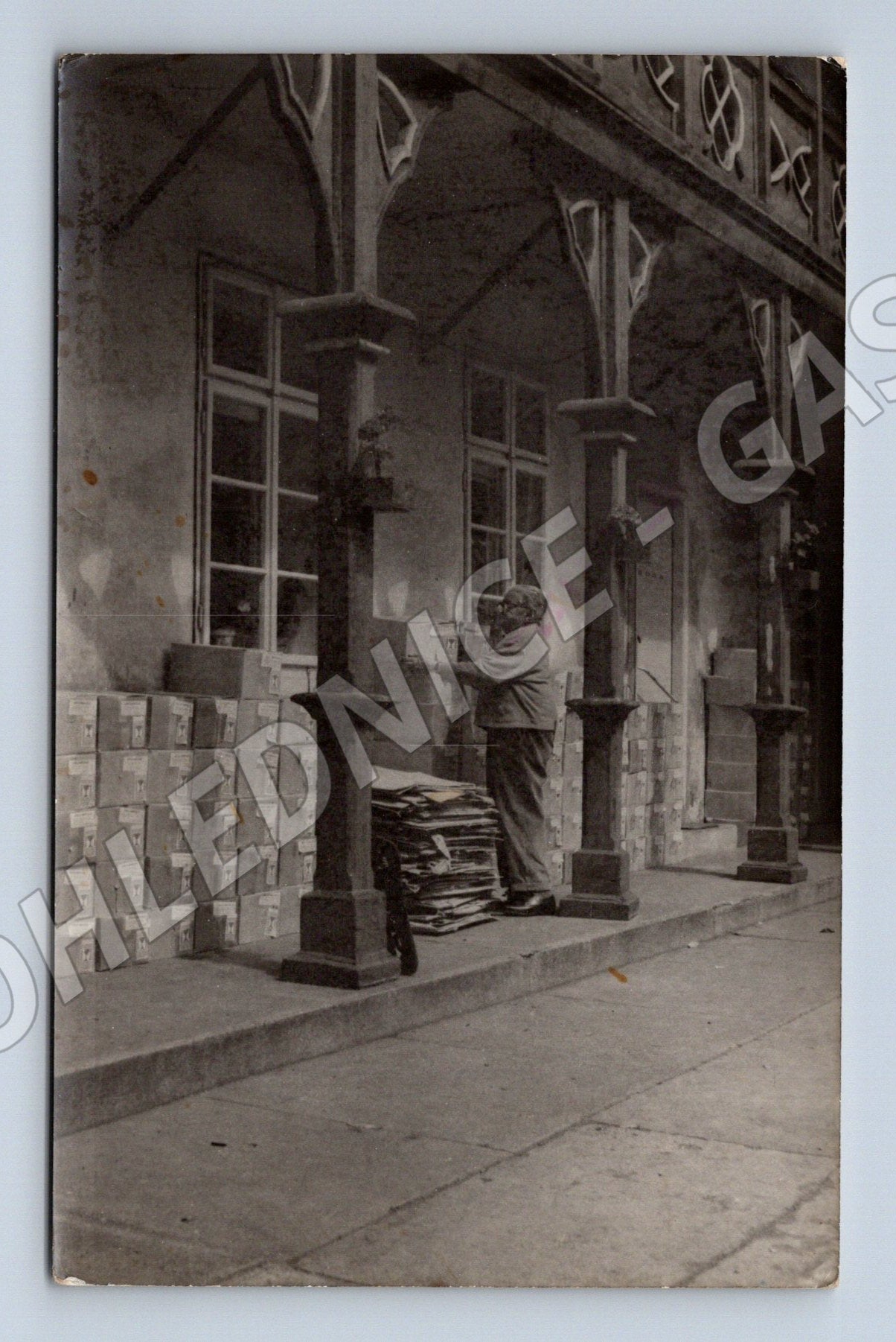 Pohlednice železniční stanice pracovník s balíky (M19186)