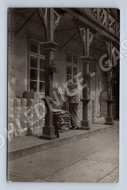 Pohlednice železniční stanice pracovník s balíky (M19186)