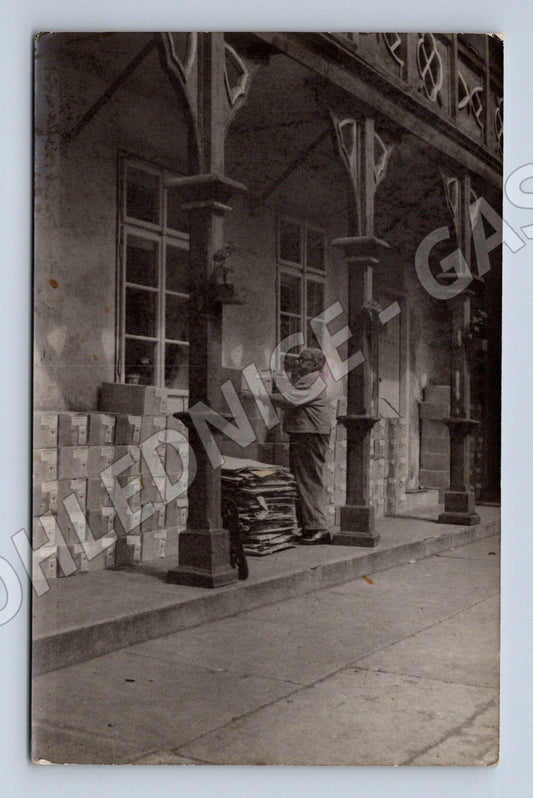 Pohlednice železniční stanice pracovník s balíky (M19186)