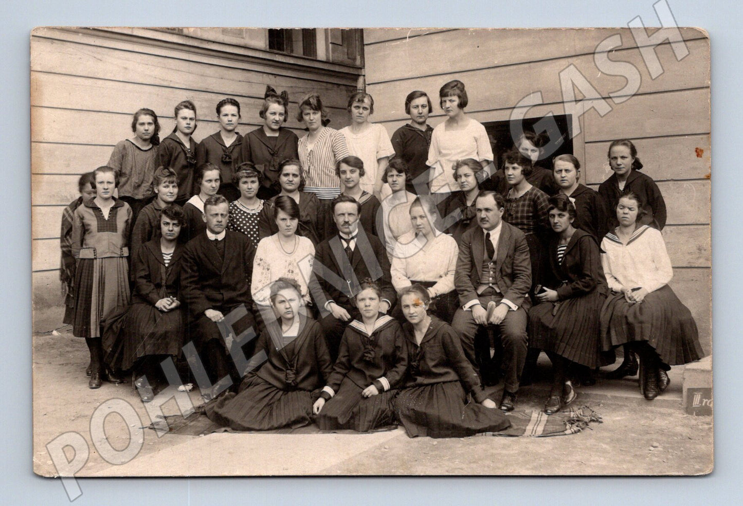 Pohlednice skupina dívek a učitelů Přešov Škola (M19229)