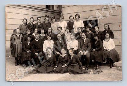 Pohlednice skupina dívek a učitelů Přešov Škola (M19229)