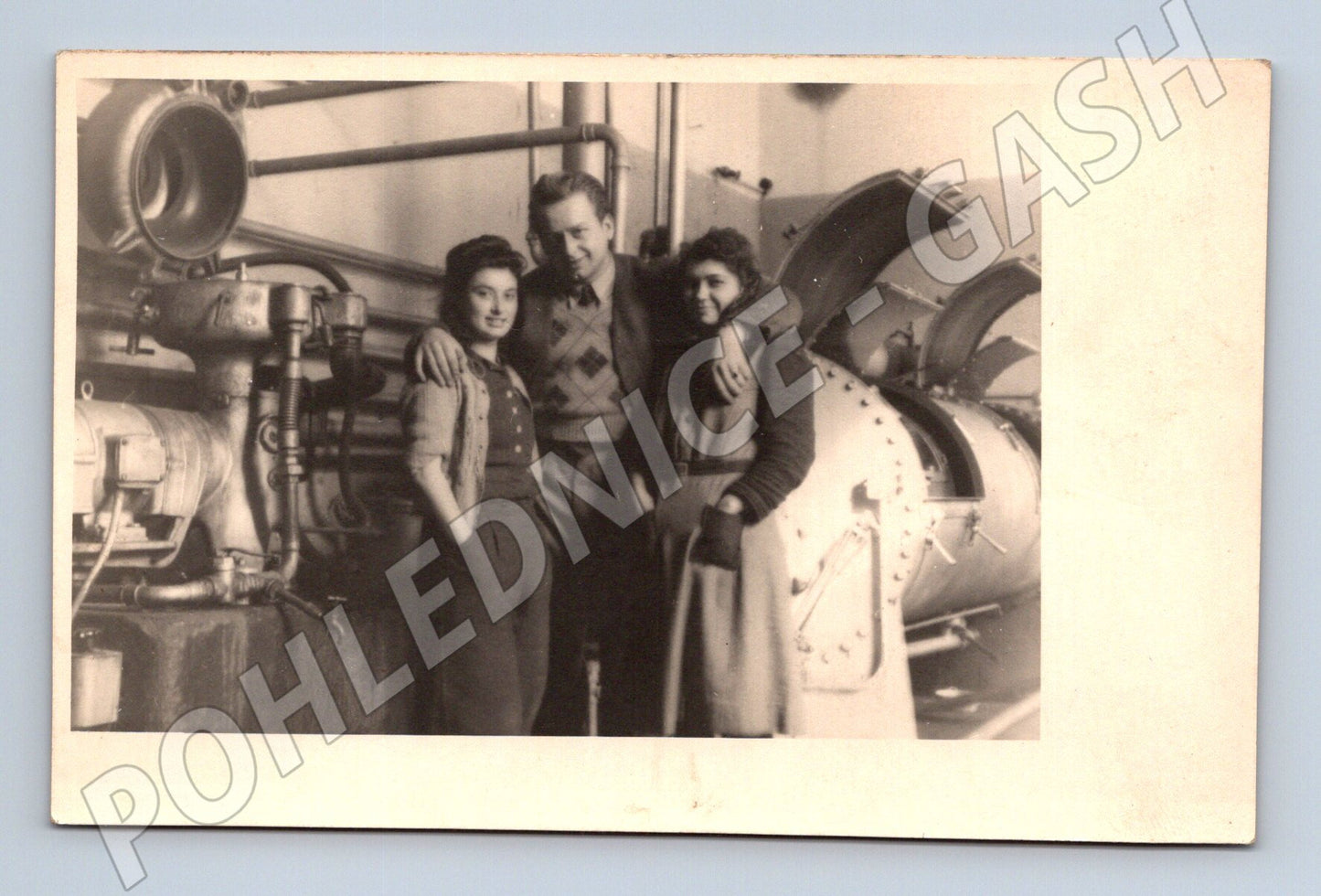 Pohlednice průmyslový interiér lidé u technického zařízení (M19549)