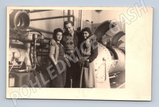 Pohlednice průmyslový interiér lidé u technického zařízení (M19549)