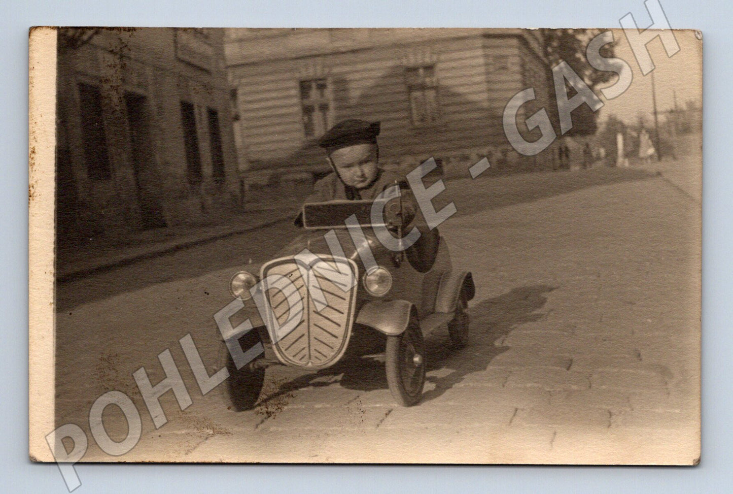 Pohlednice dítě v šlapacím autíčku historická silnice (M19553)