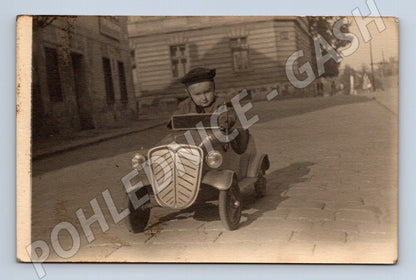 Pohlednice dítě v šlapacím autíčku historická silnice (M19553)
