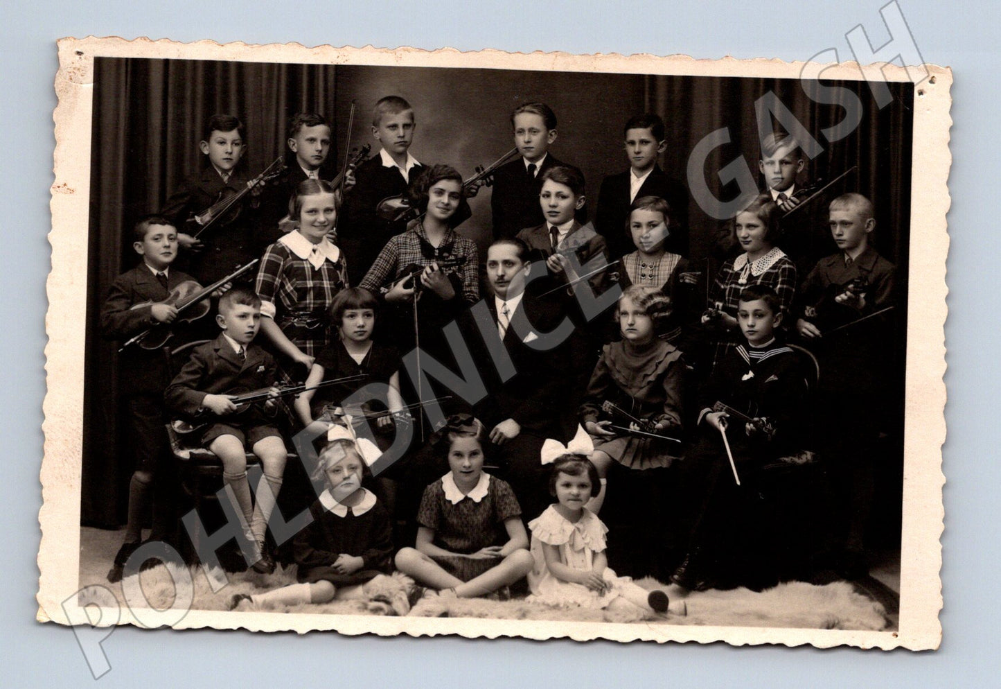 Pohlednice Dětský orchestr s houslemi a učitelem (M19568)