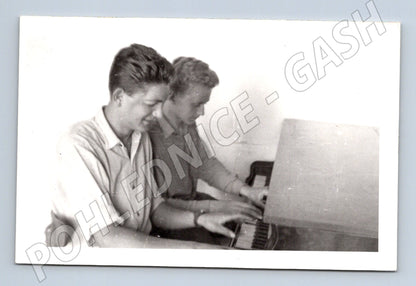 Pohlednice dva muži u klavíru černobílá (M19569)