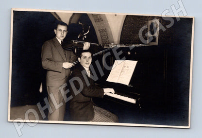 Pohlednice hudebníci klavír housle fotograf K Bezrouška Polná (M19570)