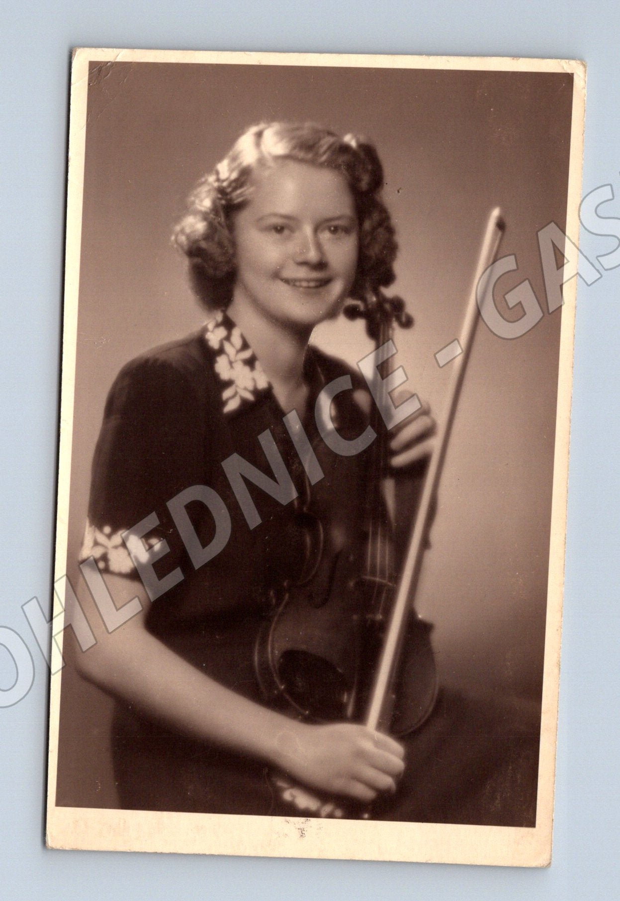 Pohlednice mladá dívka s houslemi ateliérová fotografie (M19571)