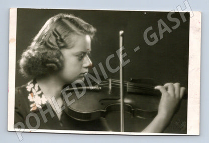 Pohlednice portrét mladé houslistky 1950 (M19573)