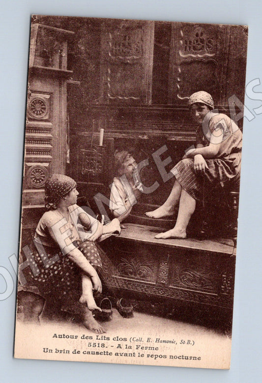 Pohlednice francouzská etnografická ženy v interiéru (M19579)