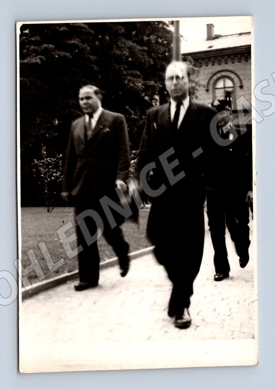 Pohlednice dvě významné osobnosti černobílá 50. léta (M19616)