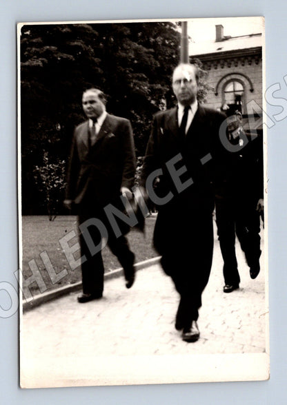 Pohlednice dvě významné osobnosti černobílá 50. léta (M19616)