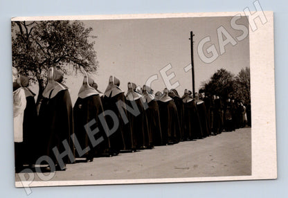 Pohlednice jeptišky v průvodu černobílá etnografie (M19653)