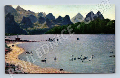 Pohlednice Asie řeka kuželovité hory vodní ptactvo (M19660)