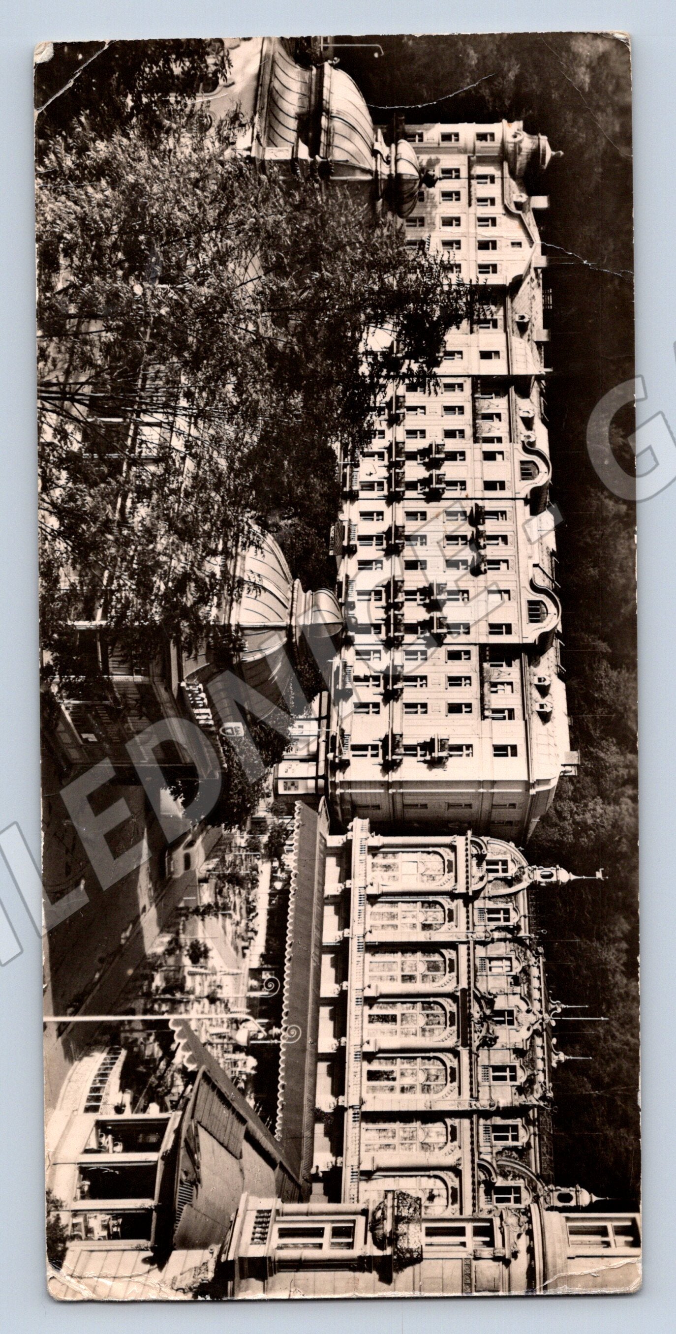 Pohlednice Karlovy Vary kolonáda a lázeňské domy 1948 (M19752)