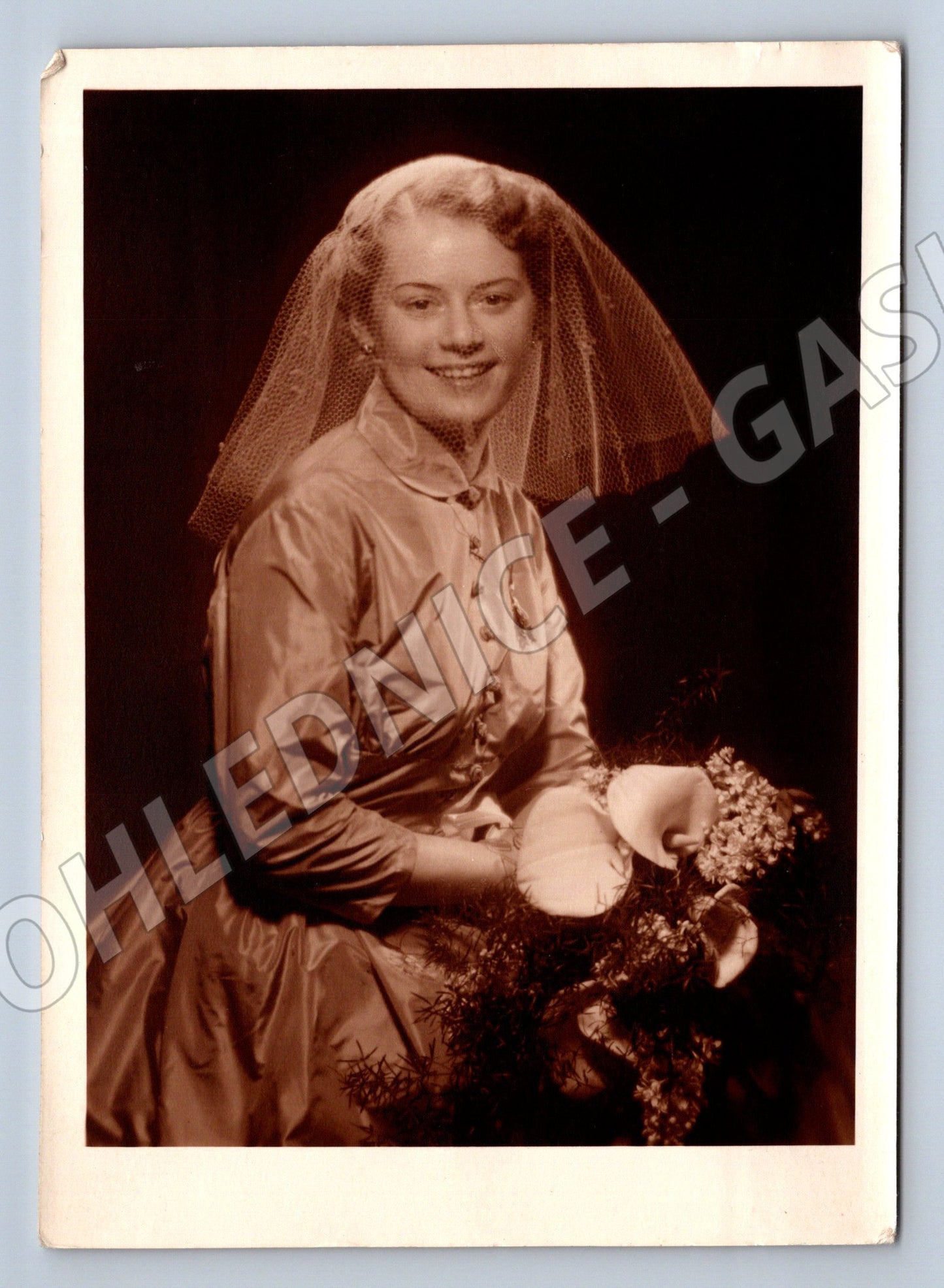 Pohlednice portrét žena ve svatebních šatech a závoji (M19800)