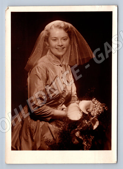 Pohlednice portrét žena ve svatebních šatech a závoji (M19800)