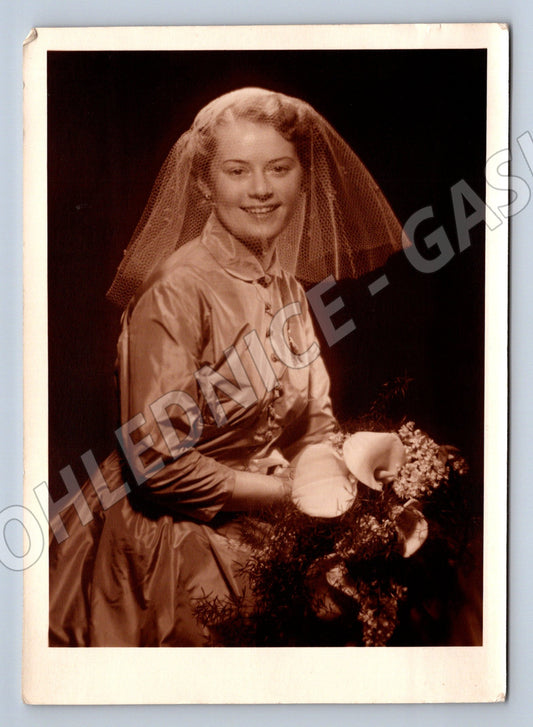 Pohlednice portrét žena ve svatebních šatech a závoji (M19800)