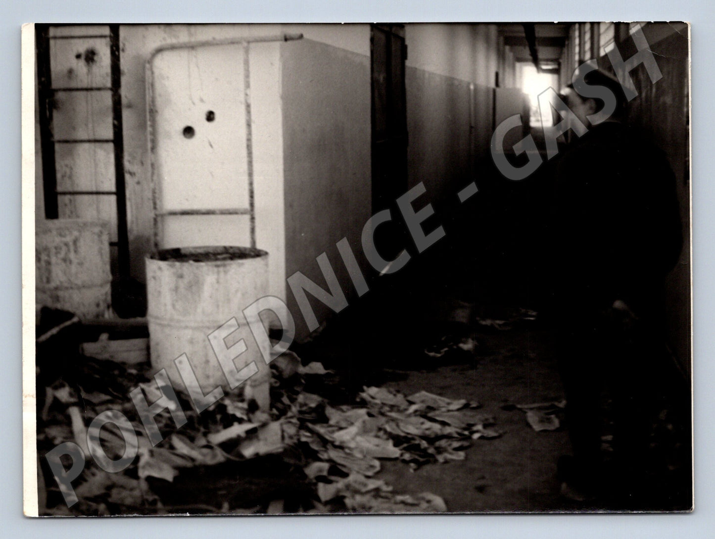 Pohlednice muž v uniformě v průmyslové chodbě černobílá nepro (M19809)