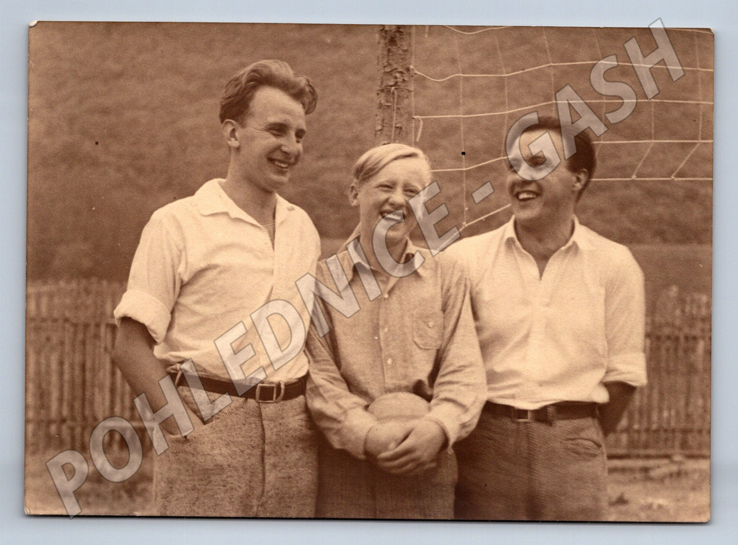 Pohlednice tři muži u fotbalové branky sport (M19820)