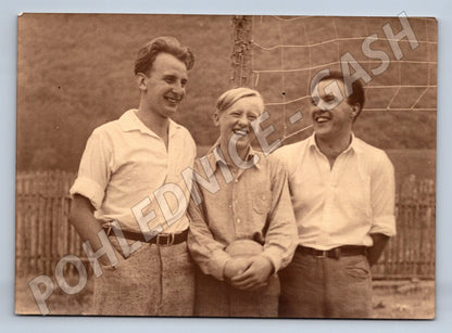 Pohlednice tři muži u fotbalové branky sport (M19820)