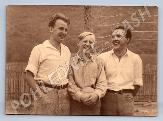 Pohlednice tři muži u fotbalové branky sport (M19820)