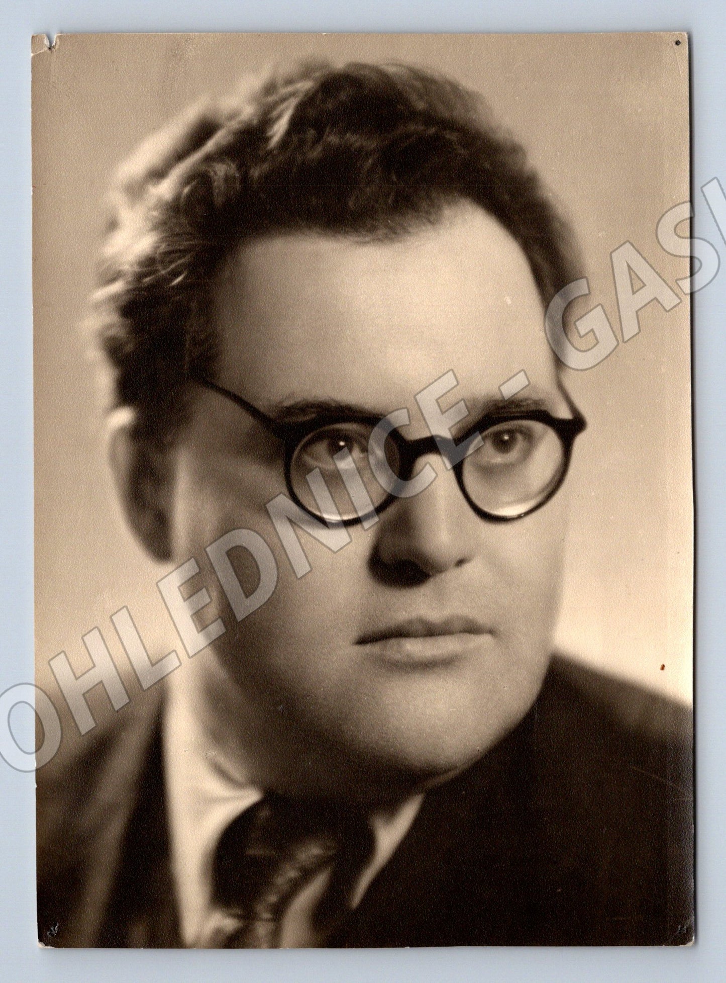 Pohlednice Portrét muže s brýlemi (M19826)