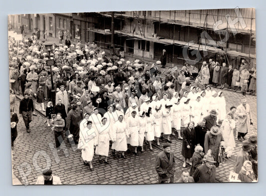 Pohlednice Průvod Máj Československo černobílá malý formát (M19836)