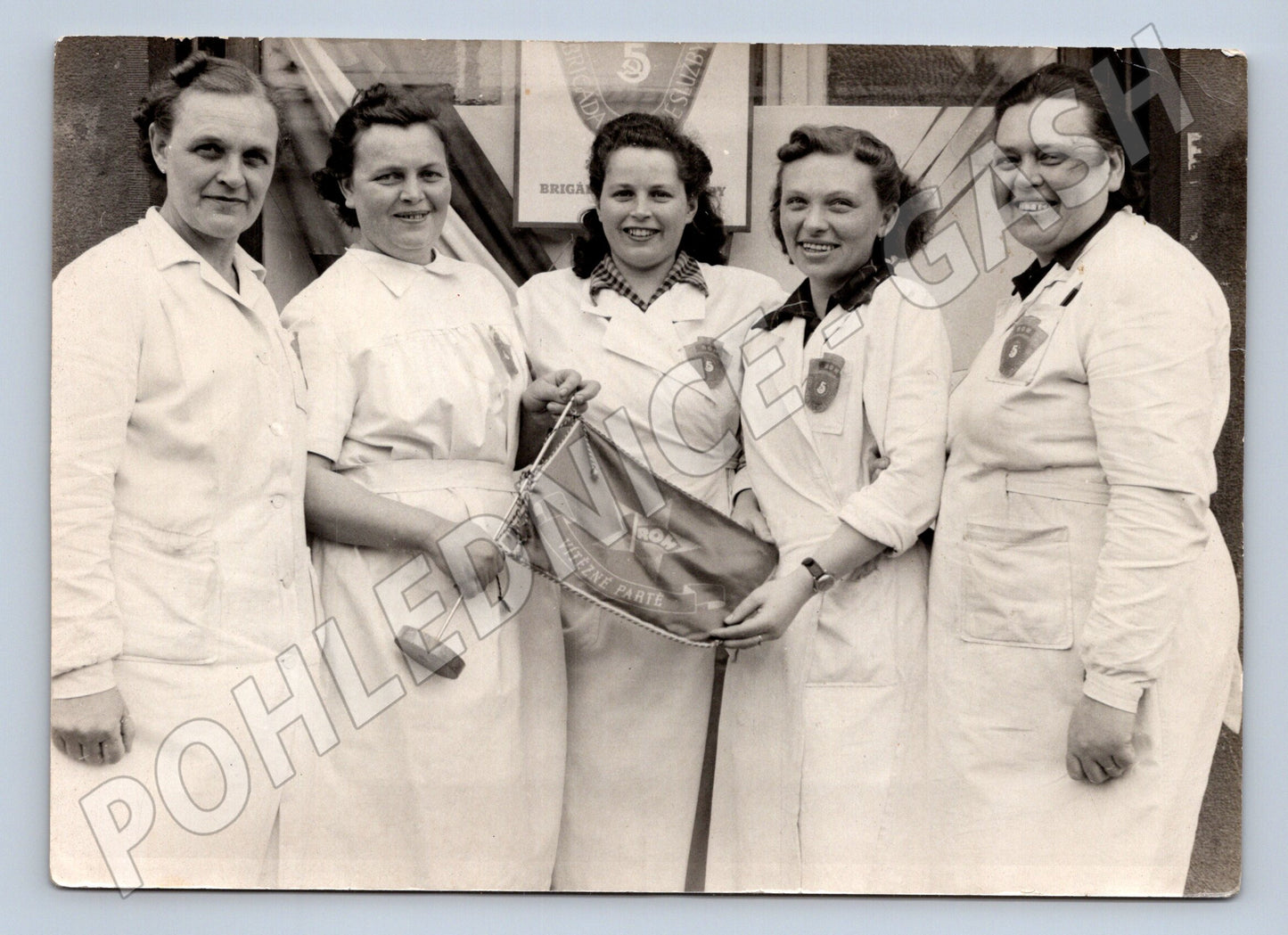 Pohlednice Skupina žen v pracovních oděvech 50. léta (M19837)