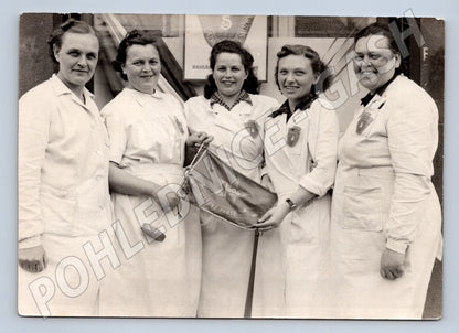 Pohlednice Skupina žen v pracovních oděvech 50. léta (M19837)