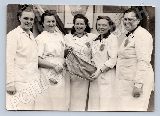 Pohlednice Skupina žen v pracovních oděvech 50. léta (M19837)