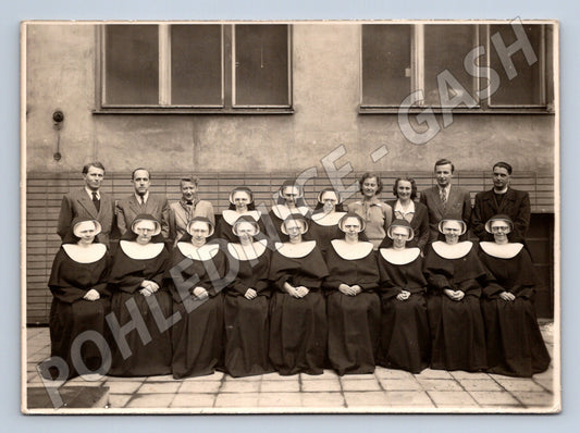 Pohlednice skupiny jeptišek a pracovníků ČR 1939 (M19839)