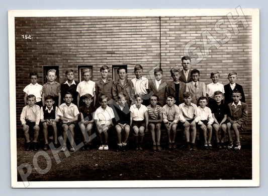 Pohlednice Školní třída černobílá s žáky a učitelem (M19844)