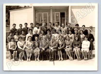 Pohlednice Školní třída historická černobílá s učiteli a stud (M19846)