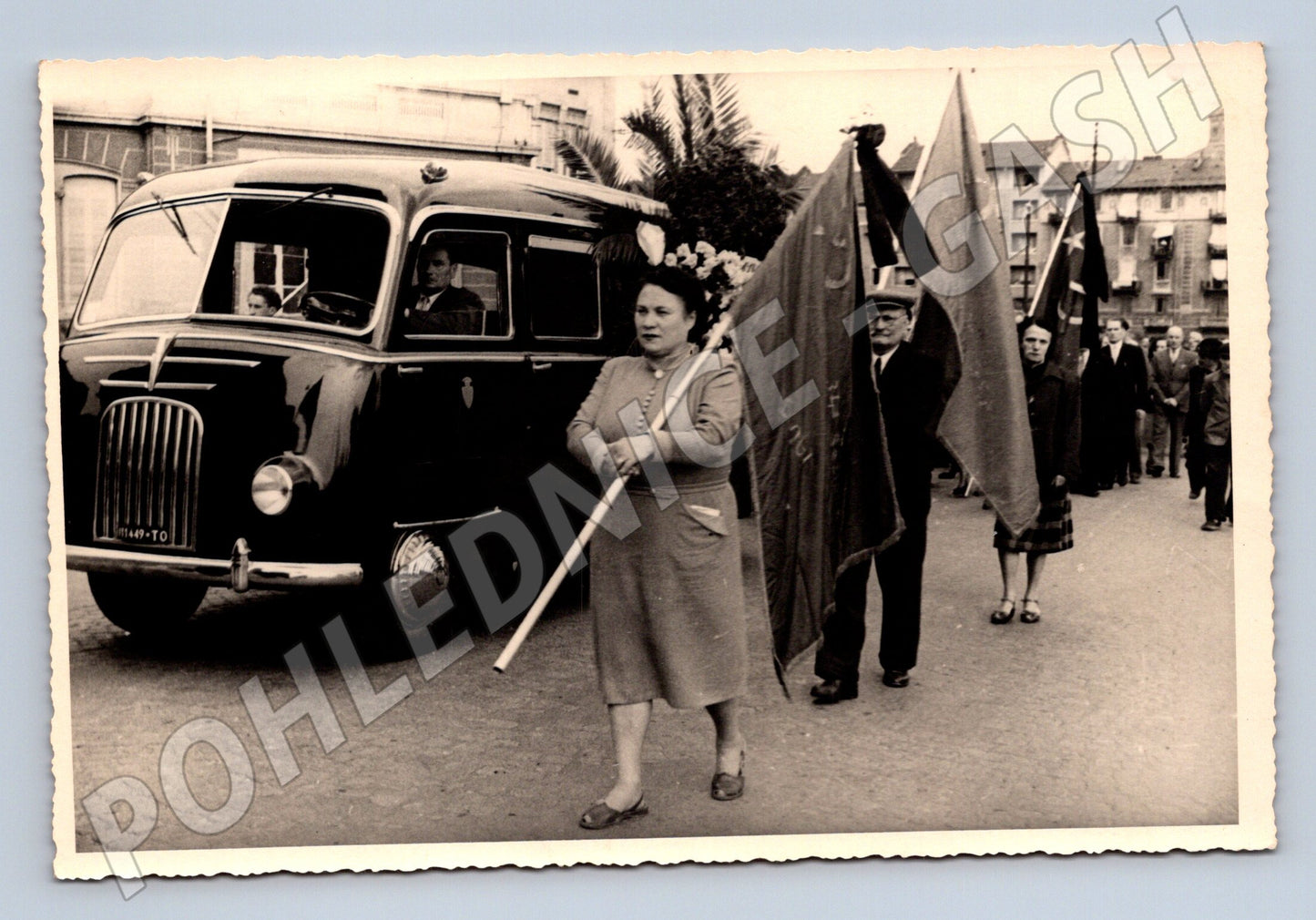 Pohlednice Dobová pohlednice průvod s historickým autobusem 4 (M19849)