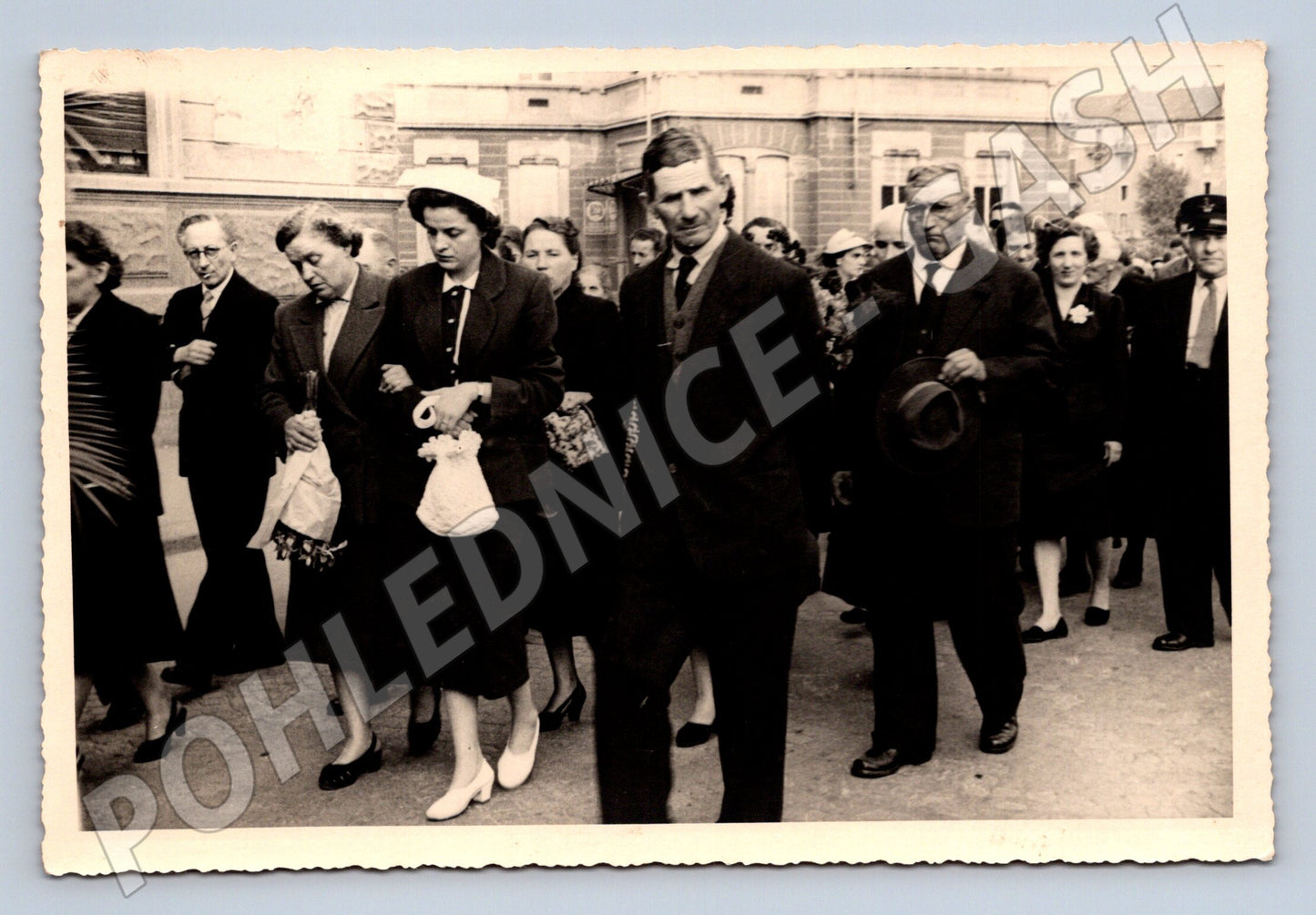 Pohlednice skupina lidí ve městě ČR malý formát před 1950 (M19850)