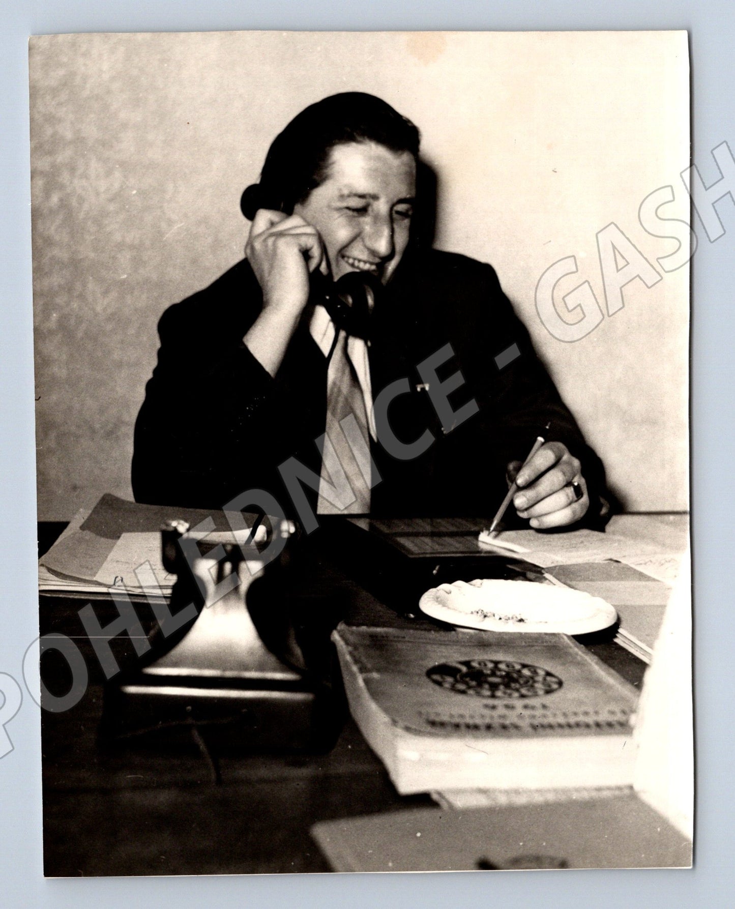 Pohlednice muž v kanceláři telefon čb (M19857)