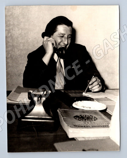 Pohlednice muž v kanceláři telefon čb (M19857)