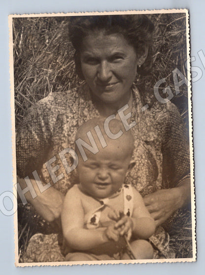 Pohlednice žena s dítětem v trávě (M19862)