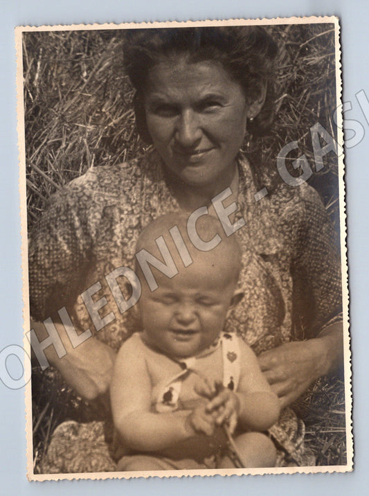 Pohlednice žena s dítětem v trávě (M19862)