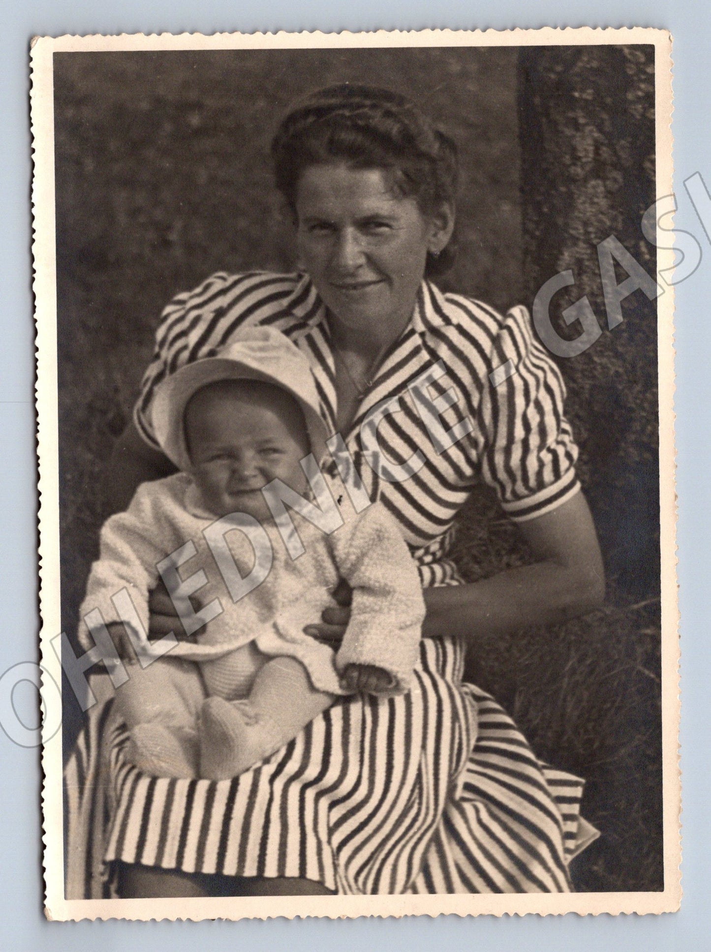 Pohlednice žena s dítětem černobílá ČSR do 1950 (M19865)