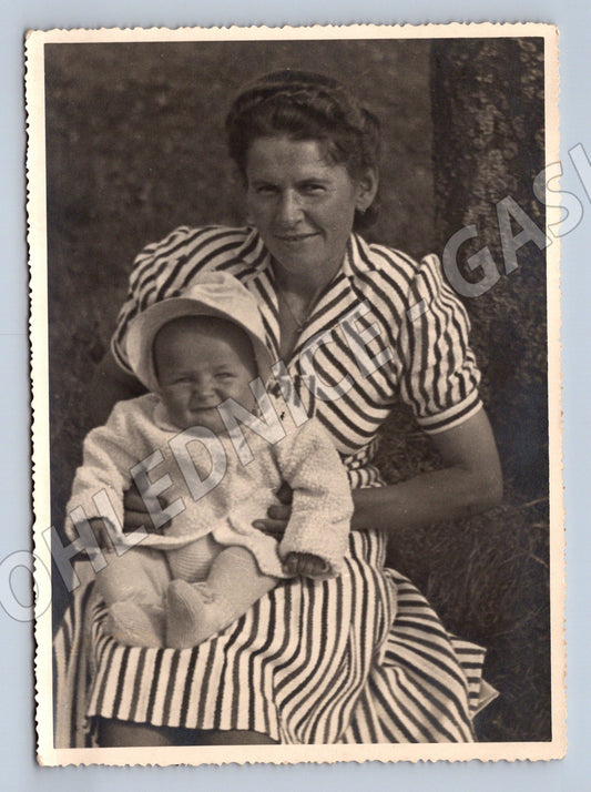 Pohlednice žena s dítětem černobílá ČSR do 1950 (M19865)