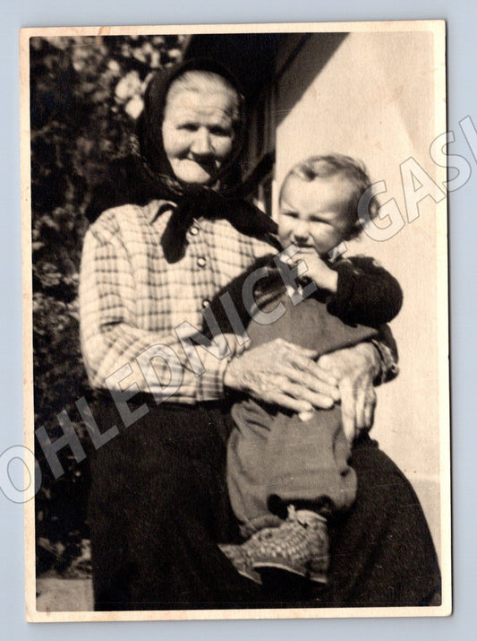 Pohlednice babička s dítětem venkov etnografie (M19866)